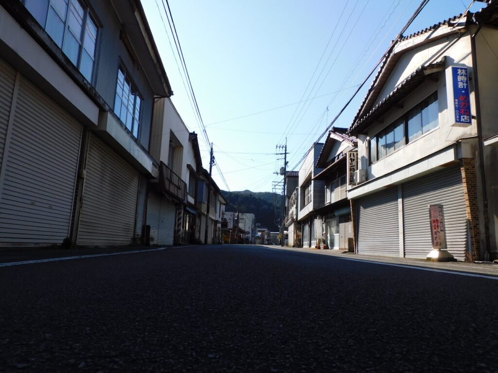 この町全体が1つの宿|四万十町ゲストハウス「Ekimaehouse SAMARU」